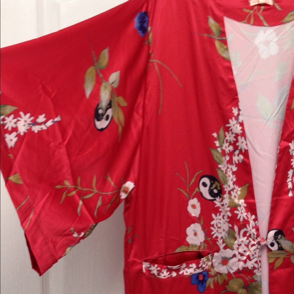 "RED DRAGON"  SATIN KIMONO - Picture 6 of 8